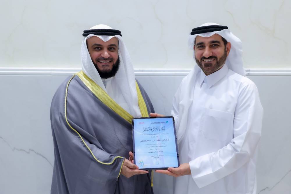 الخطيب يكرم مشاري العفاسي 