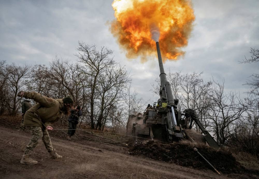 FILE PHOTO: A Ukrainian servicewoman fires a 2S7 Pion self-propelled gun at a position, as Russia's attack on Ukraine continues, on a frontline in Kherson region, Ukraine November 9, 2022. REUTERS/Viacheslav Ratynskyi. SEARCH " UKRAINE-CRISIS/ANNIVERSARY-TIMELINE" FOR ALL IMAGES/File Photo