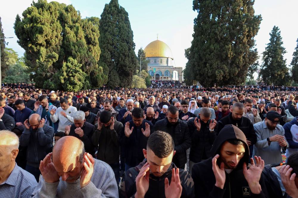  آلاف الفلسطينيين يؤدون صلاة عيد الفطر في الحرم القدسي (رويترز)