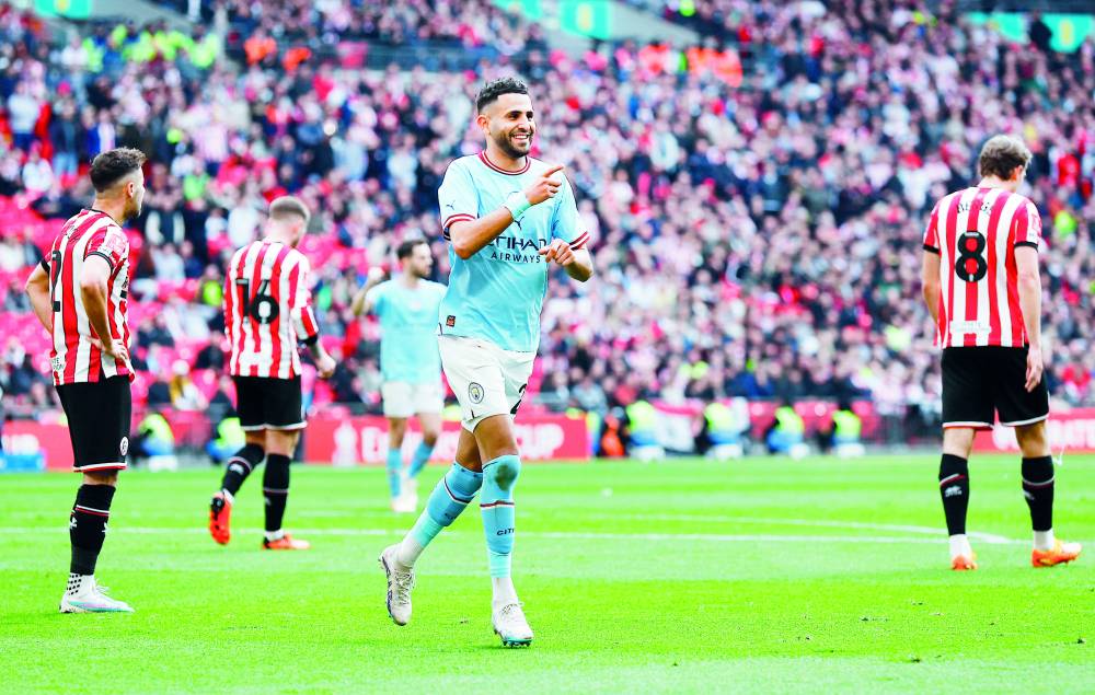 رياض محرز يحتفل بأحد أهدافه الثلاثة