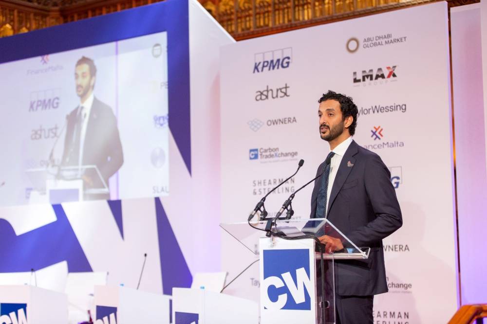 بن طوق خلال إلقاء كلمته في المنتدى 