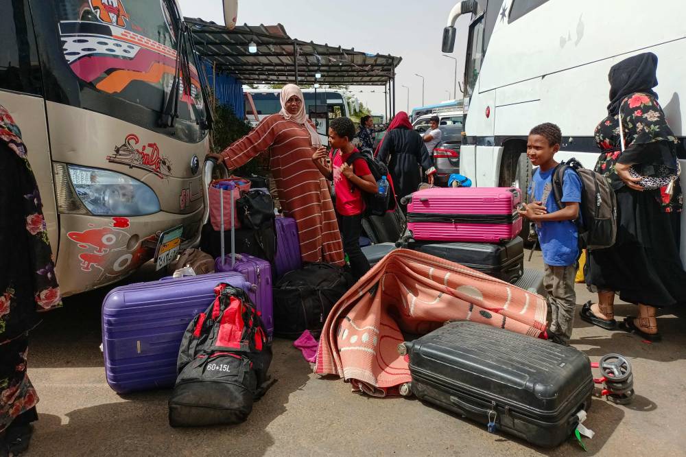 سودانيون يهربون من الاشتباكات في طريقهم لمصر (أ ف ب )