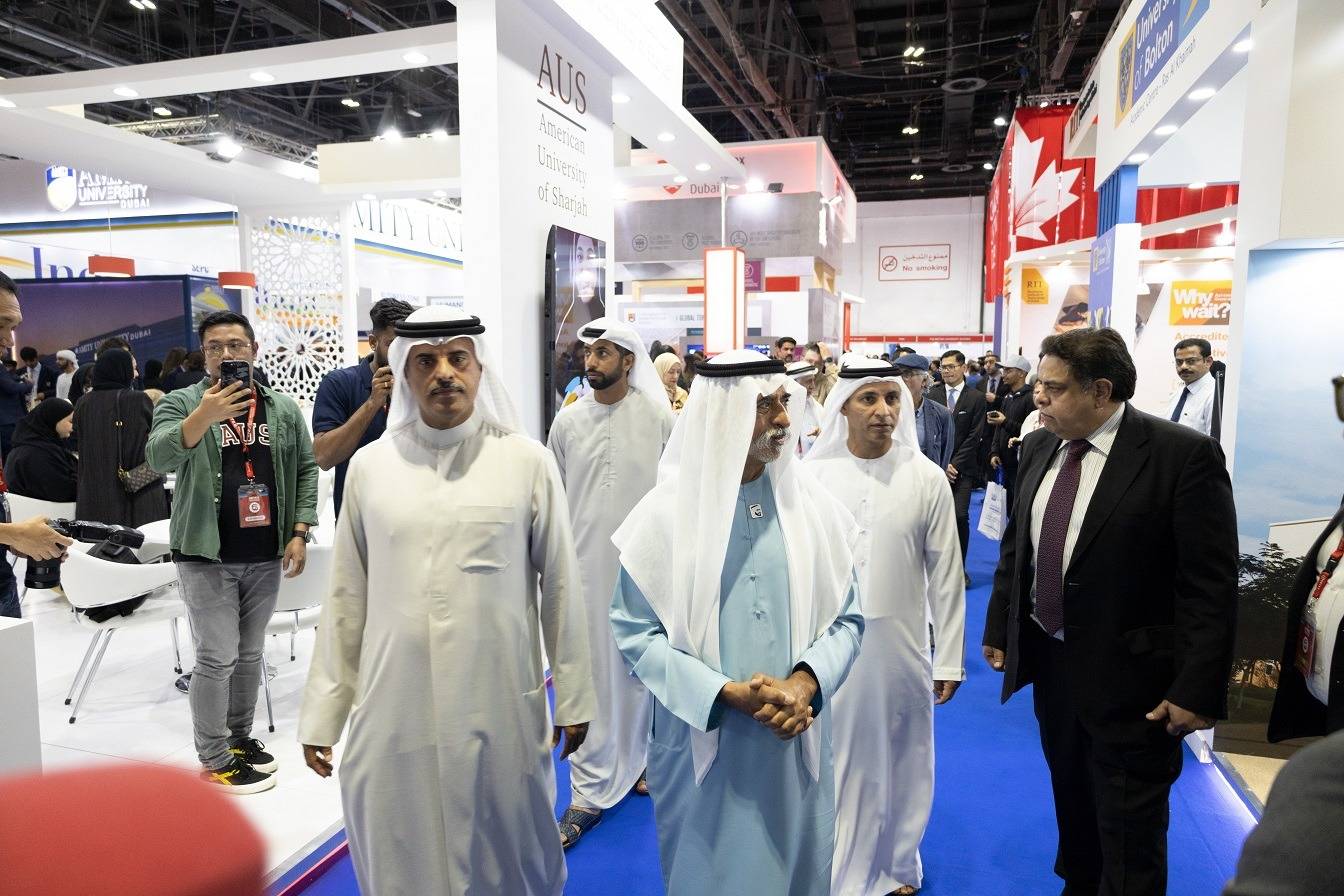 نهيان بن مبارك خلال جولته في المعرض