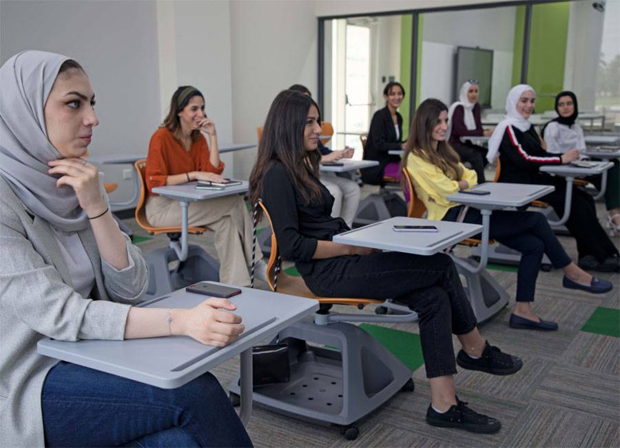 طلاب يتلقون معايير النزاهة الأكاديمية قبل الاختبارات في جامعة أبوظبي