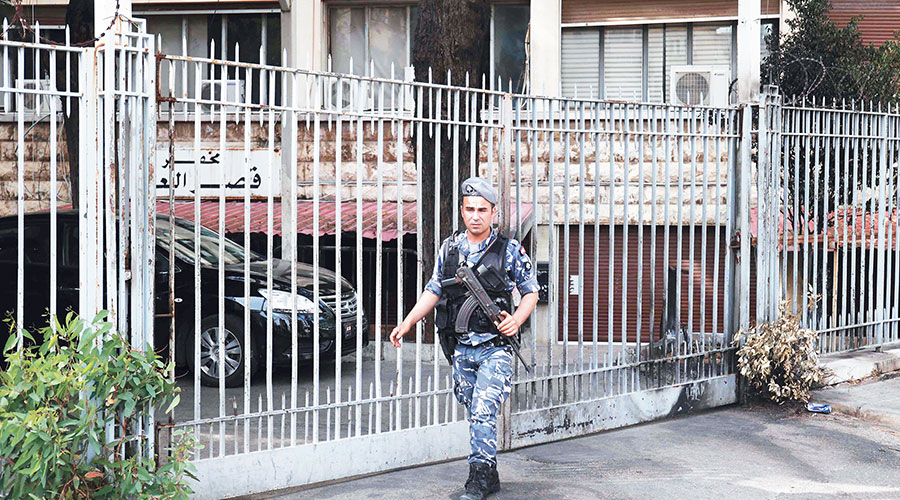 القضاء اللبناني يستجوب رياض سلامة ويمنعه من السفر