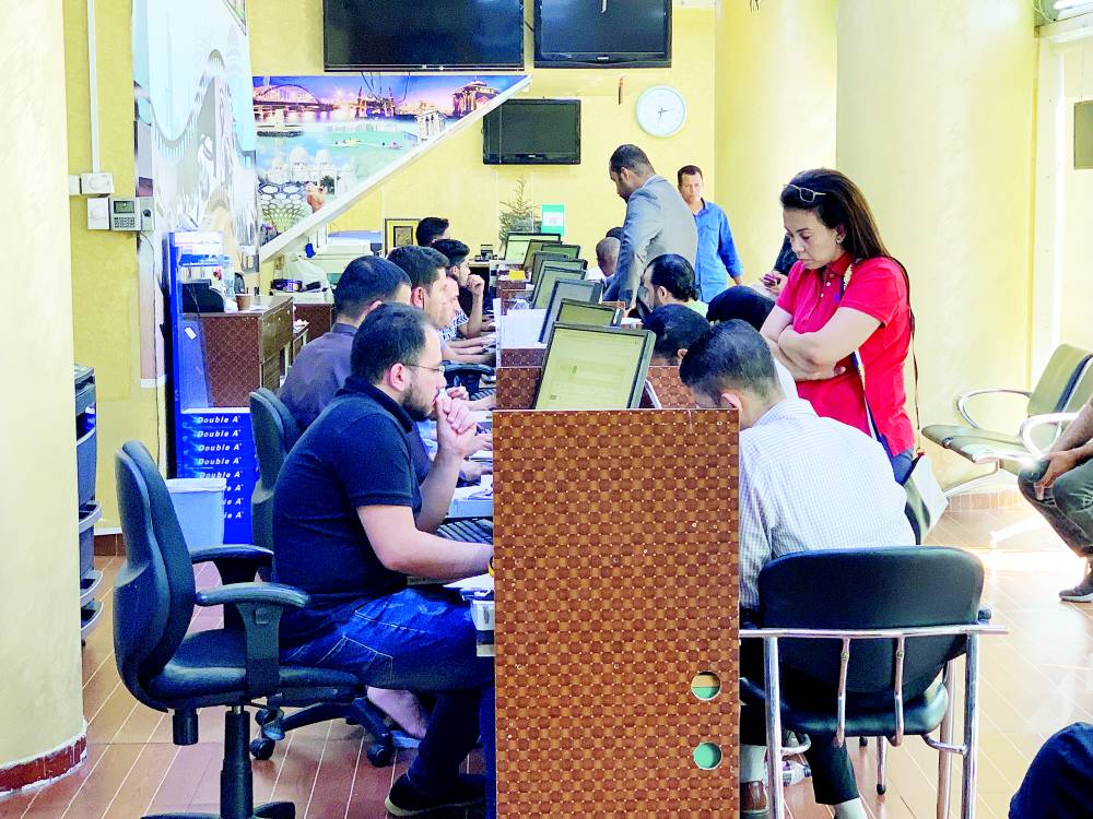إقبال أولياء أمور الطلبة على أحد مكاتب الطباعة