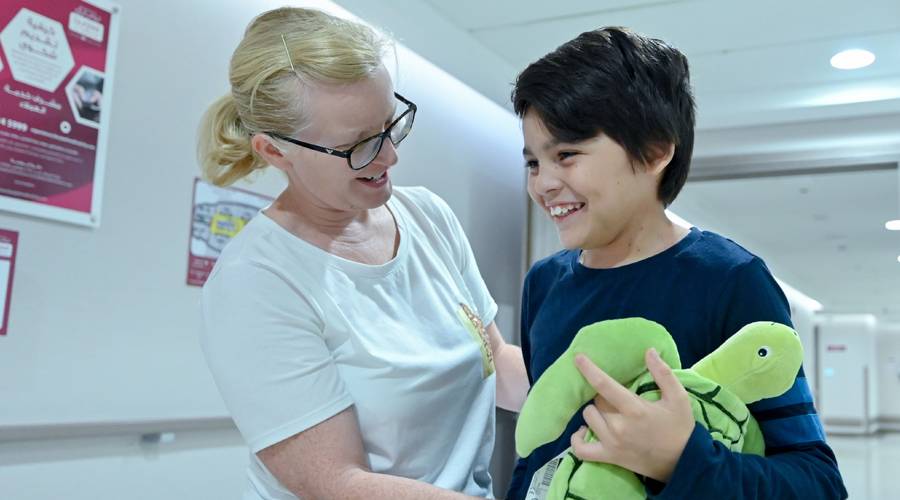  الطفل ووالدته بعد التعافي 
