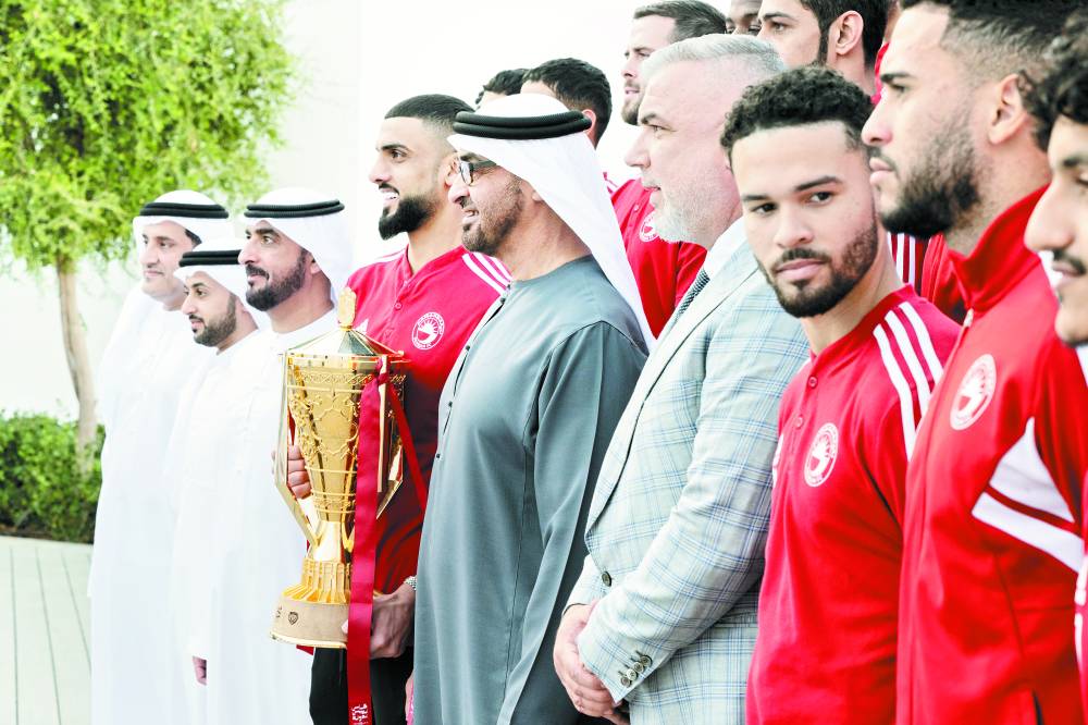 محمد بن زايد وبجواره محمد بن سعود وكوزمين واللاعبين