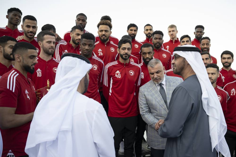 محمد بن زايد يتحدث وإلى جانبه محمد بن سعود