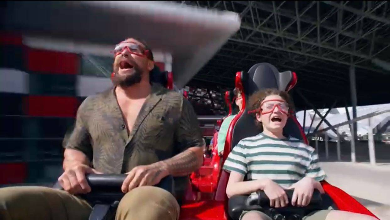 «جيسون موموا» يصرخ في الأفعوانية الأسرع في العالم بأبوظبي