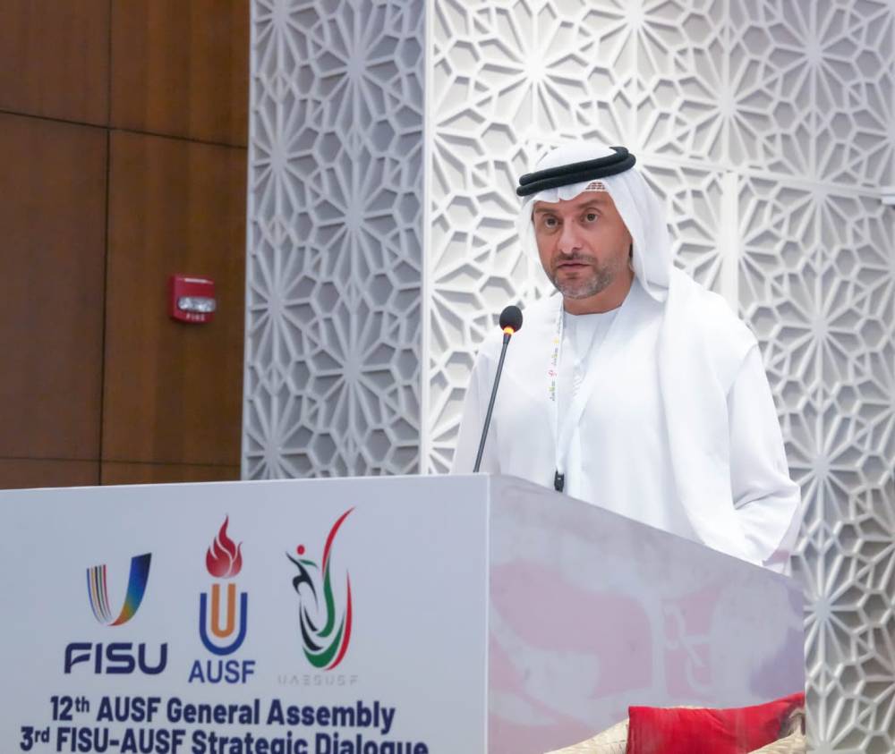 سهيل بن بطي متحدثا في الاجتماع 