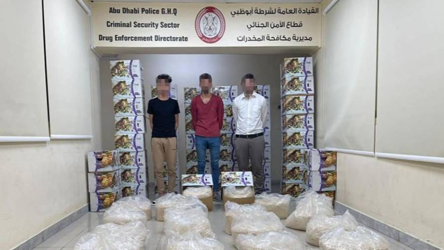 شرطة أبوظبي تضبط 2.25 مليون حبة «كبتاجون» في صناديق فواكه