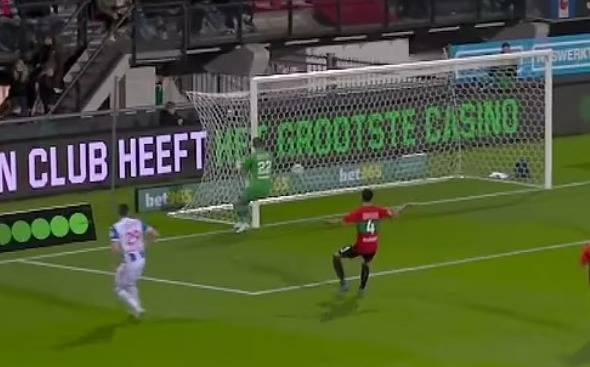 حارس برشلونة السابق يخبط القائم برأسه بعد خطأ قاتل