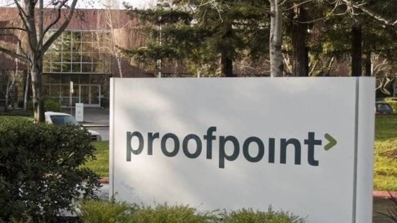 أمام مقر الشركة 