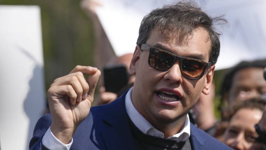 عُرف بكذبه.. 13 تهمة احتيال مالي لنائب أمريكي