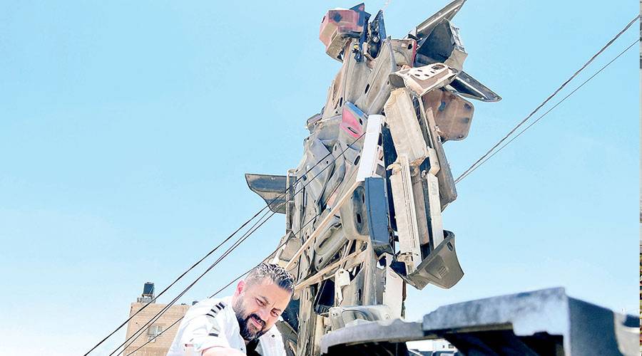  الزواهرة أمام مجسمه  (رويترز) 
