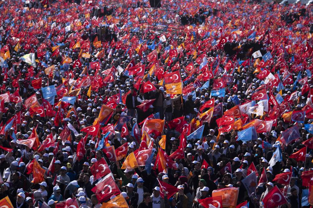 أنصار أردوغان يشاركون في تجمع انتخابي في اسطنبول.
(أ ب)
