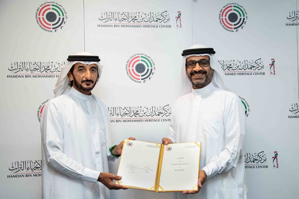 أحمد بن حشر وعبد الله بن دلموك في لقطة تذكارية عقب توقيع الاتفاقية