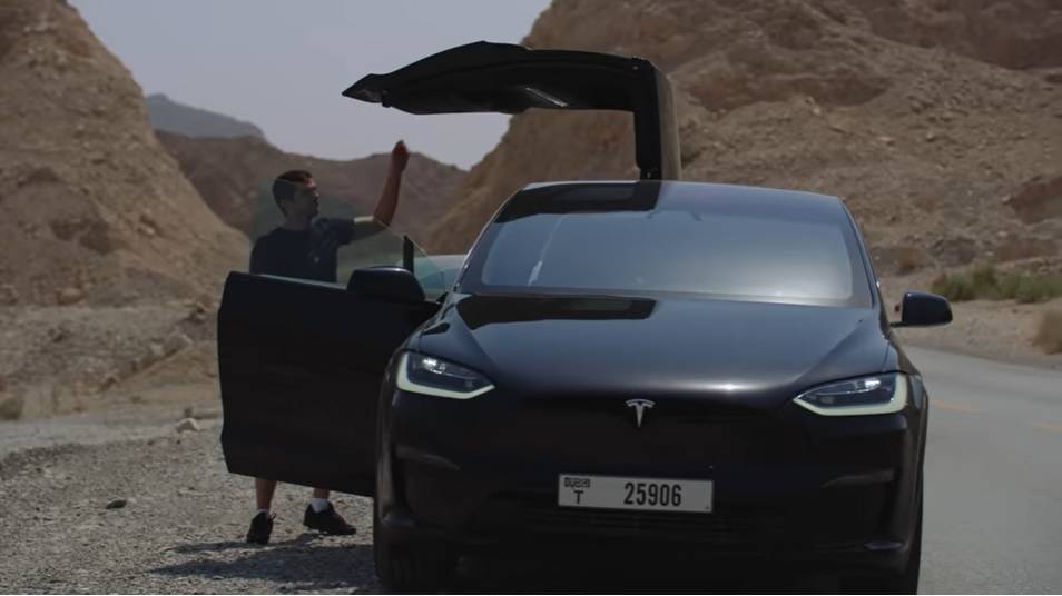 تيسلا تختبر