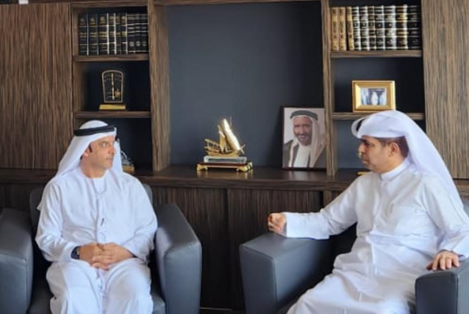تبحث سبل تعزيز التعاون بين شرطة دبي ونيابة السير والمرور
