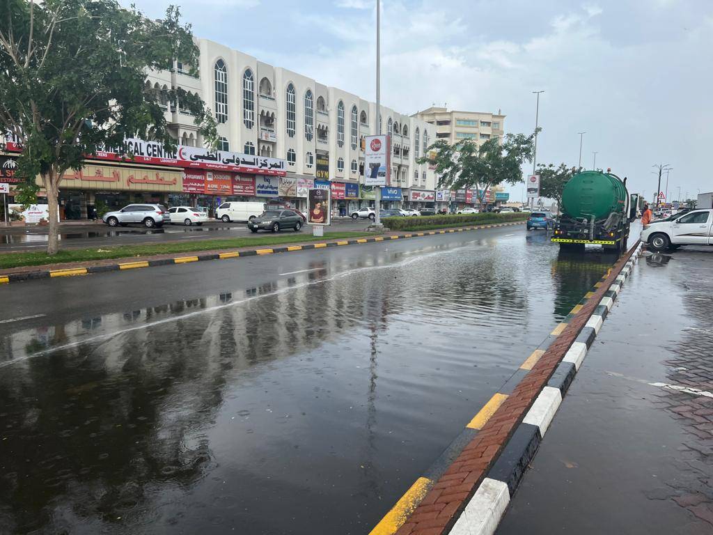 المياه في الشوارع والبلدية تعمل على سحبها