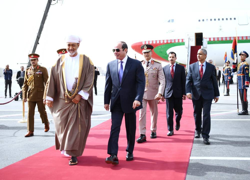 الرئيس السيسي يستقبل سلطان عمان هيثم بن طارق في مطار القاهرة.