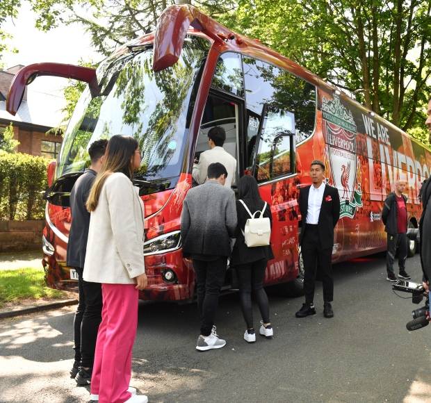 حافلة ليفربول تقل فيرمينو والعائلة والأصدقاء 