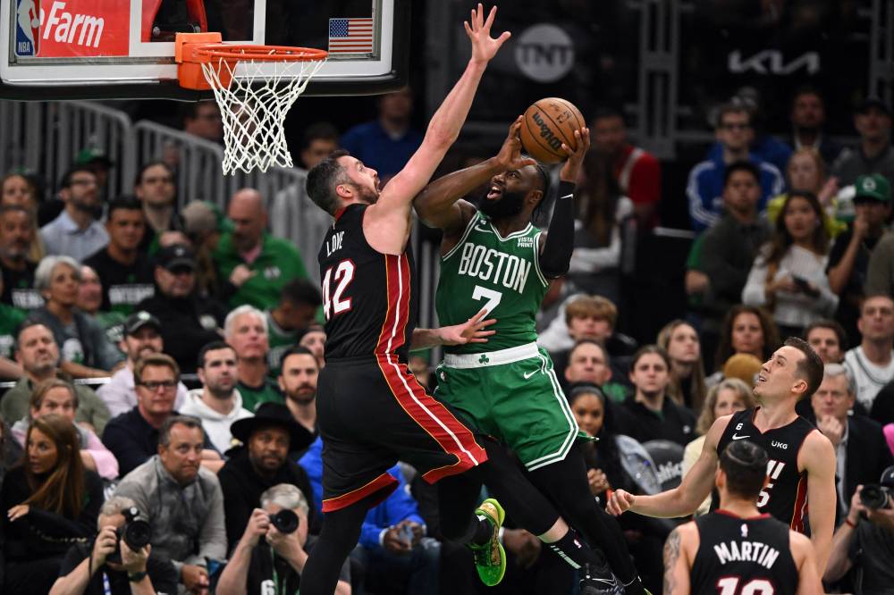 بوسطن يهزم ميامي ويبقي على آماله في التأهل إلى نهائي الـ«NBA»
