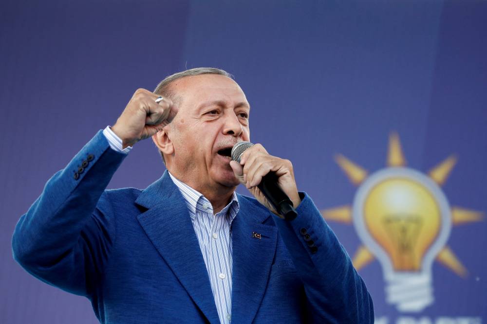 الرئيس التركي رجب طيب أردوغان يتحدث خلال تجمع حاشد قبل انتخابات الإعادة الرئاسية.
(رويترز)

