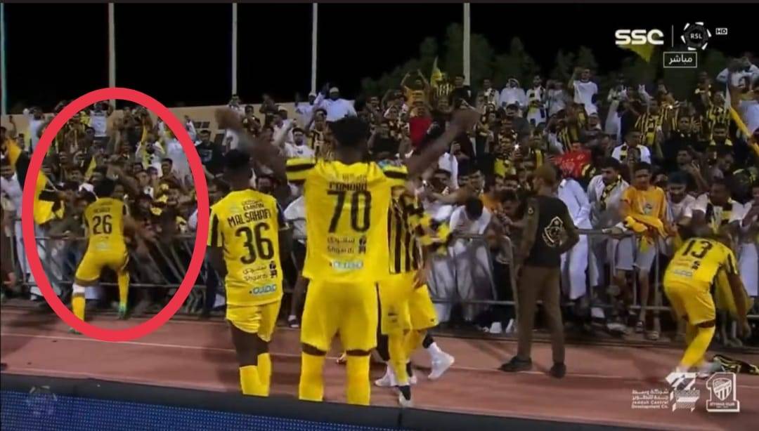 بالفيديو| «خلال لقاء حسم الدوري»..لاعب الاتحاد السعودي ينقذ الجماهير ويمنع كارثة
