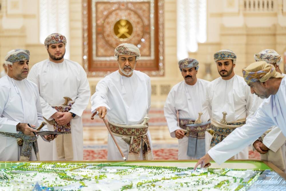 السلطان هيثم خلال تدشين المدينة النموذجية (ألخليج) 