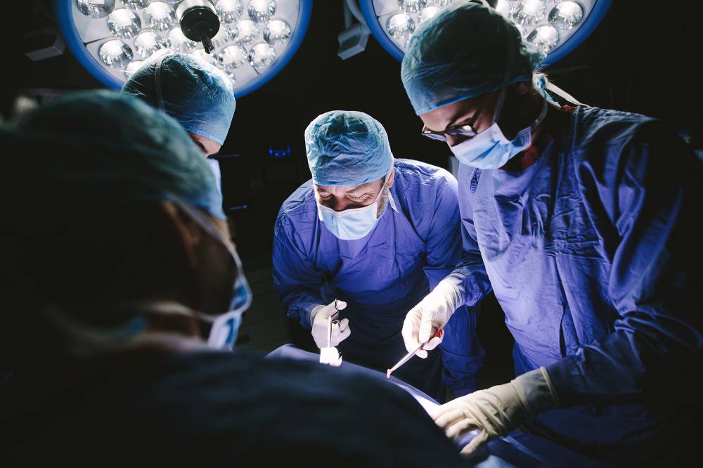 الأطباء خلال إجراء العملية