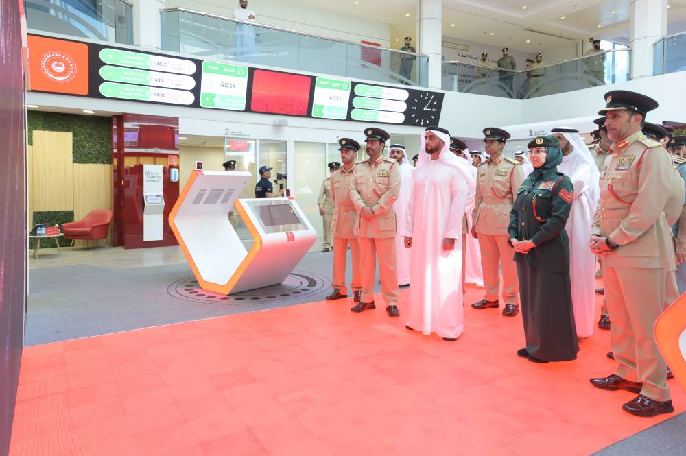 سيف بن زايد يطلع على الخدمات الذكية بمركز شرطة المرقبات