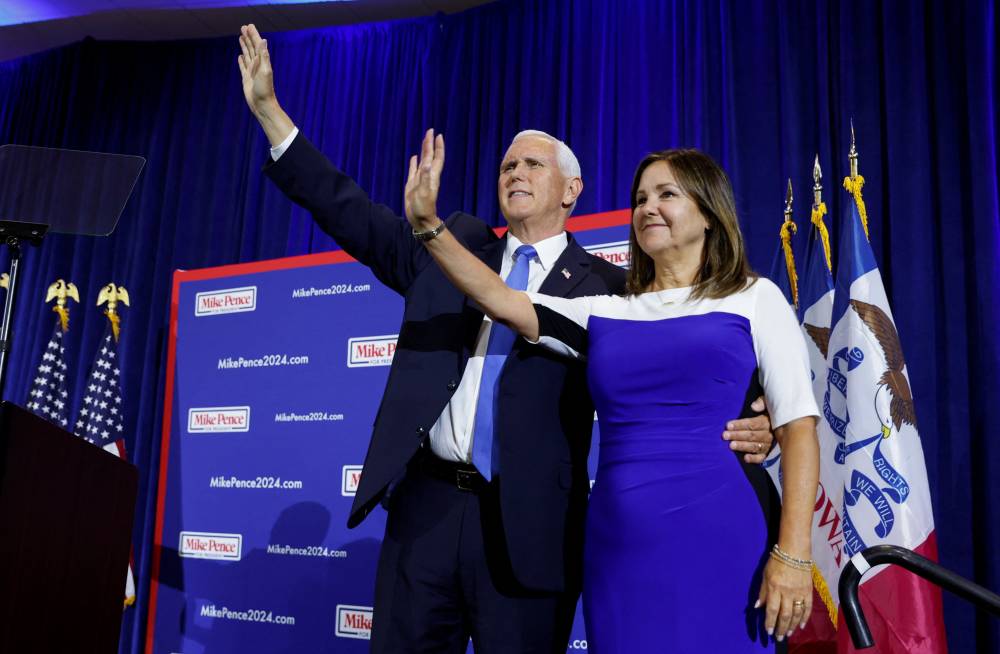 مايك بنس يلوح بالحشد مع زوجته كارين بعد أن أعلن علنًا الترشح للرئاسة الأمريكية (رويترز) 
