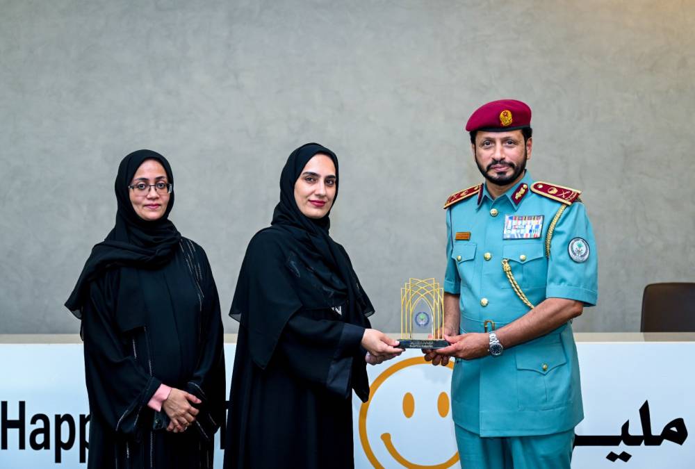 قائد شرطة الشارقة يكرم مديرة مجمع زايد التعليمي
