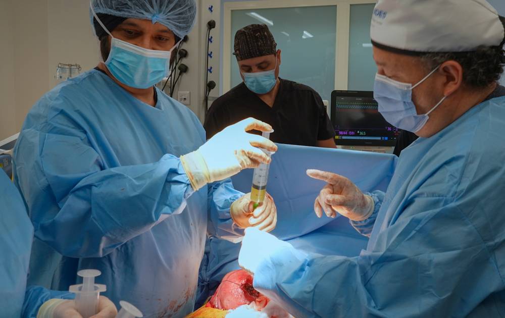 «برجيل الطبية» تُجري جراحة معقّدة لإصلاح عمود فقري لجَنين