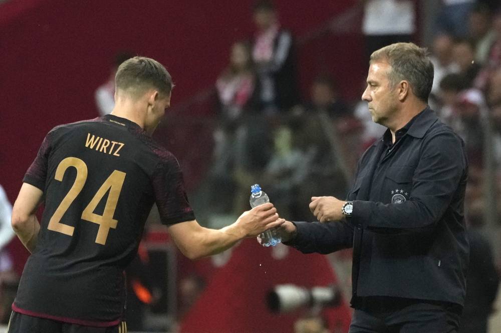 بولندا تُسقط ألمانيا وتزيد الضغوط على مدربها فليك