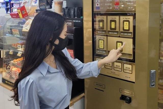 فتاة تشتري من ماكينة الذهب