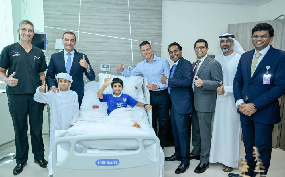 أزبيليكويتا يزور طفلاً إماراتياً في المستشفى

