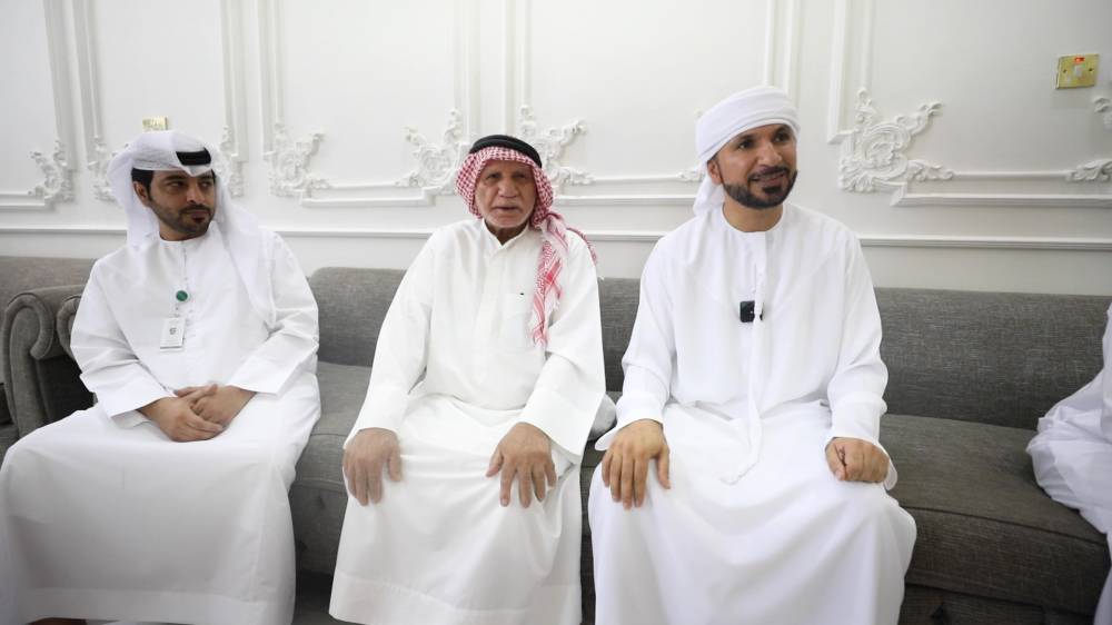 في المنتصف إسماعيل علي محمودي البلوشي أكبر الحجاج سناً