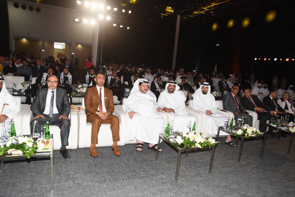 سعيد بن طجنون وسالم بن ركاض خلال حفل مدرسة الإمارات في مركز العين للمؤتمرات