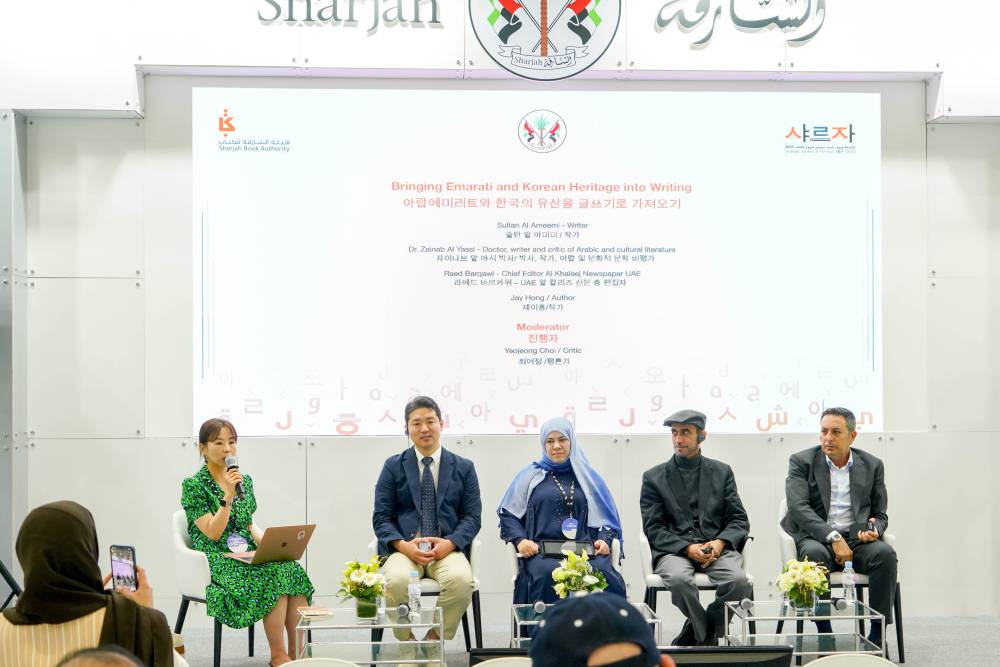رائد برقاوي وسلطان العميمي ود.زينب الياسي خلال الجلسة 