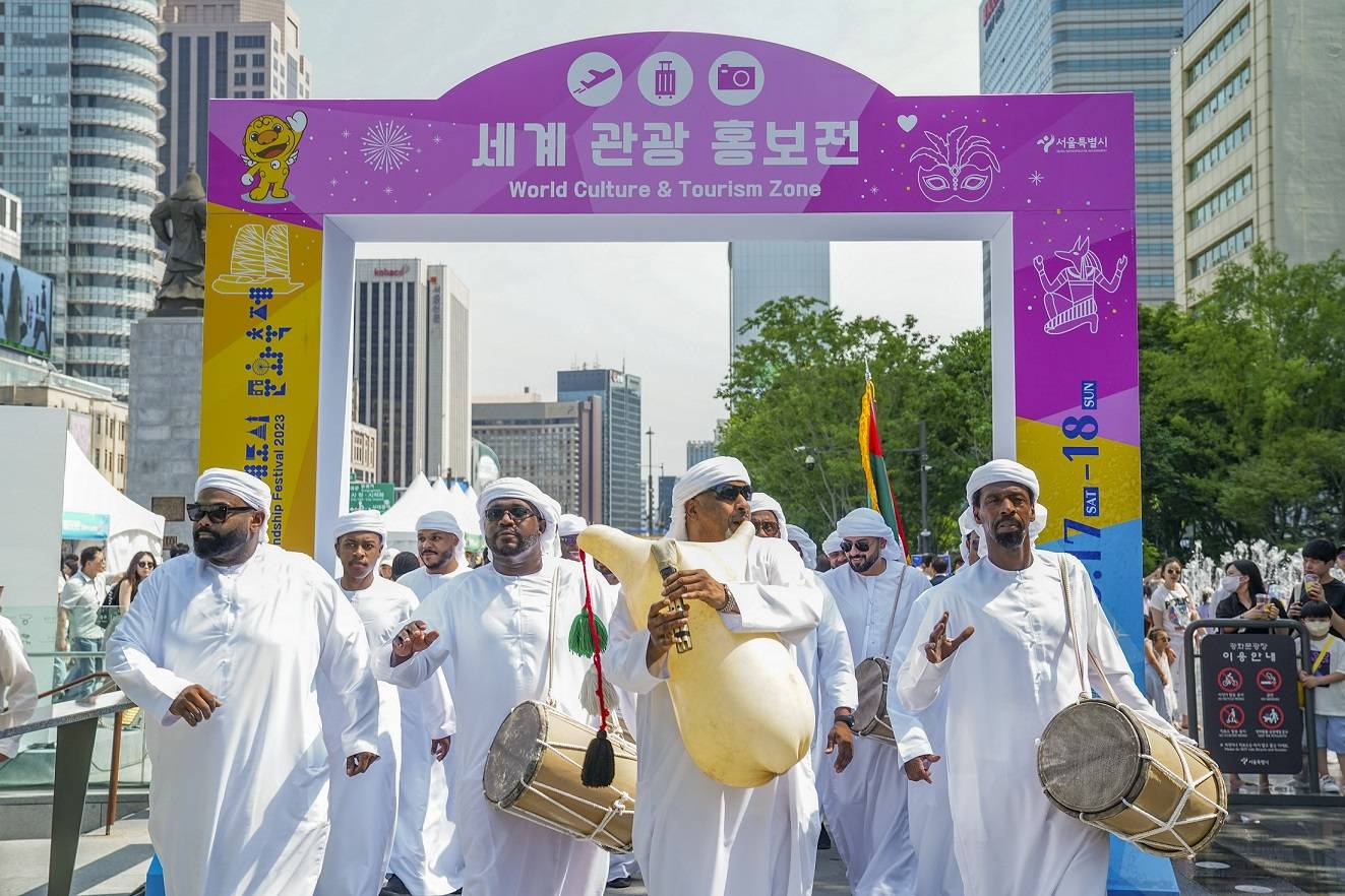 الفنون الشعبية الإماراتية حضرت بقوة في المعرض 