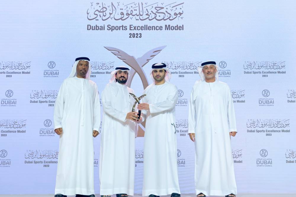 منصور بن محمد يسلم بن مسحار جائزة الاستدامة بحضور بن دسمال ومحمد حارب