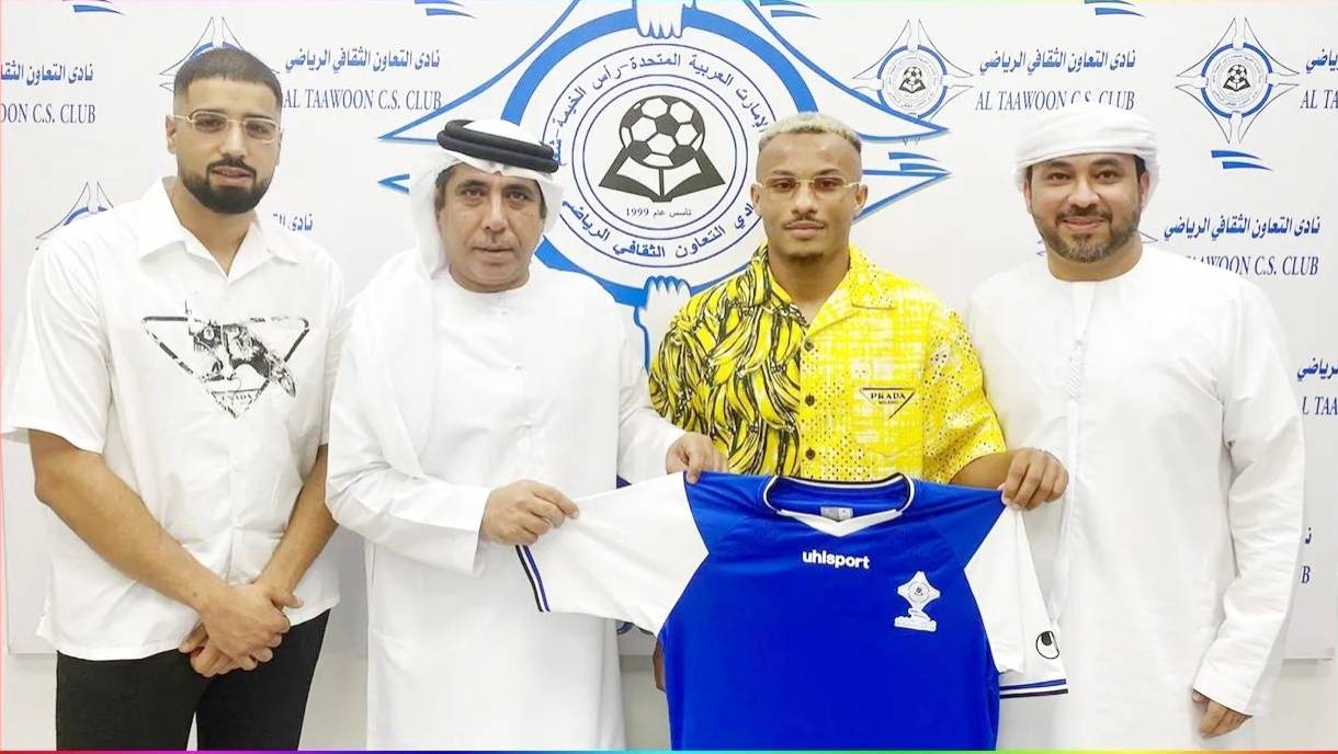 عبد العزيز منقوش مع اللاعب سيرناني