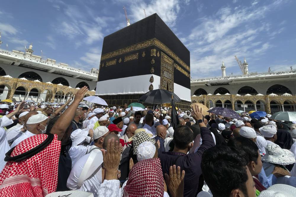 حجاج بيت الله الحرام يطوفون حول الكعبة (أ ب) 