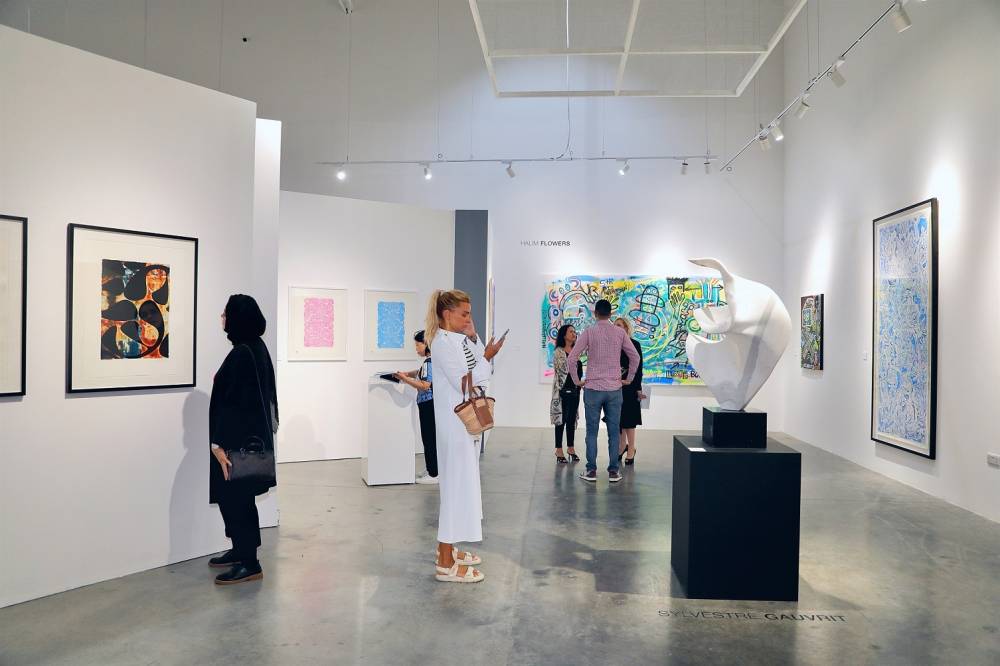 عدد من الجمهور يطالع المعروضات