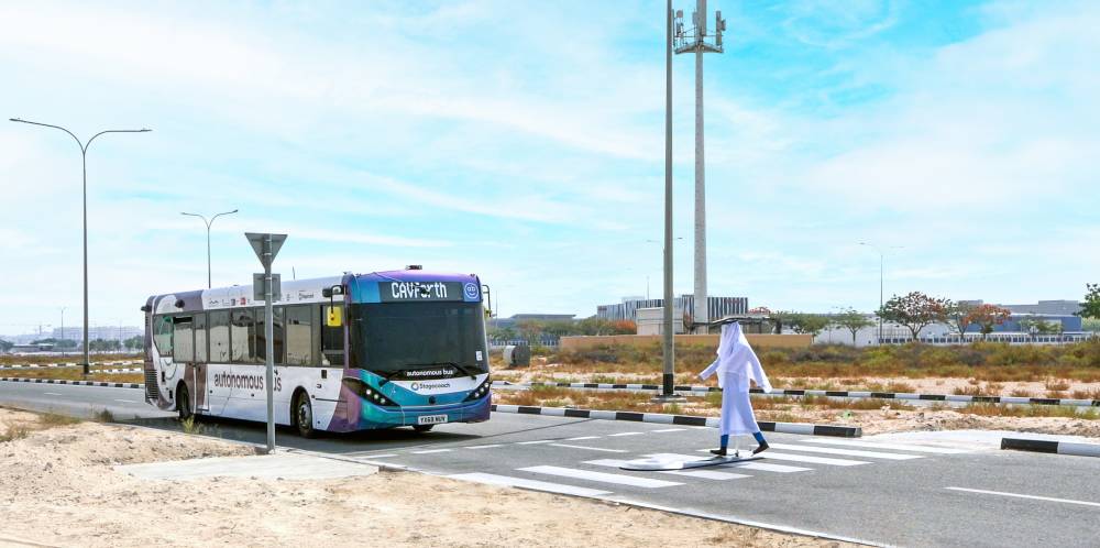 حافلة ذاتية القيادة أثناء الاختبارات الميدانية