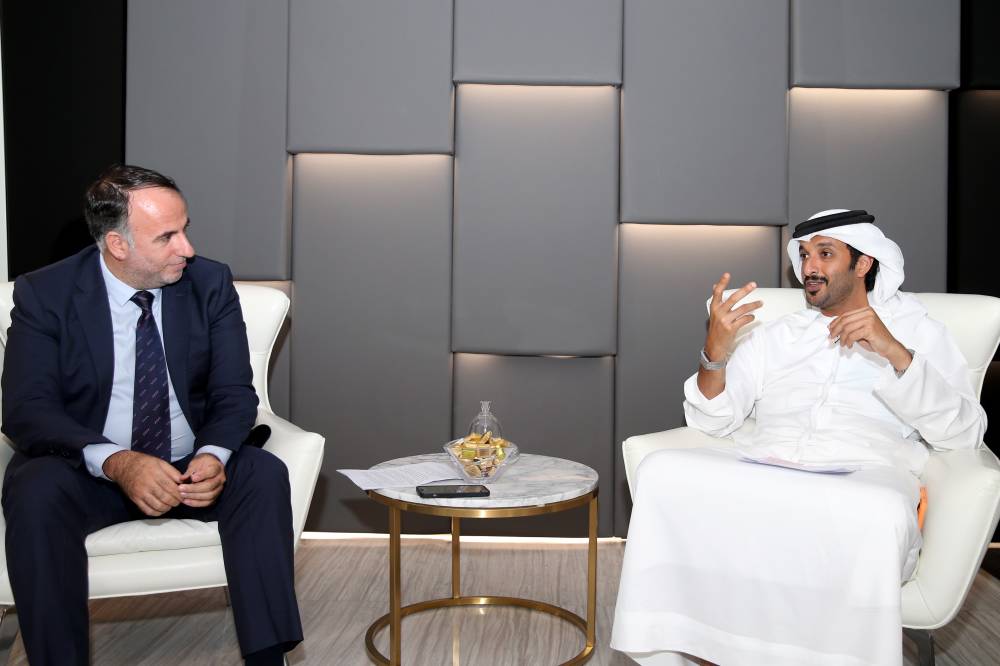  عبدالله بن طوق يتحدث إلى خضر مكي  تصوير:  هيثم الخاتم 