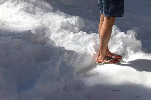 متسلق لجبل جليدي يرتدي حذاءً بلاستيكياً